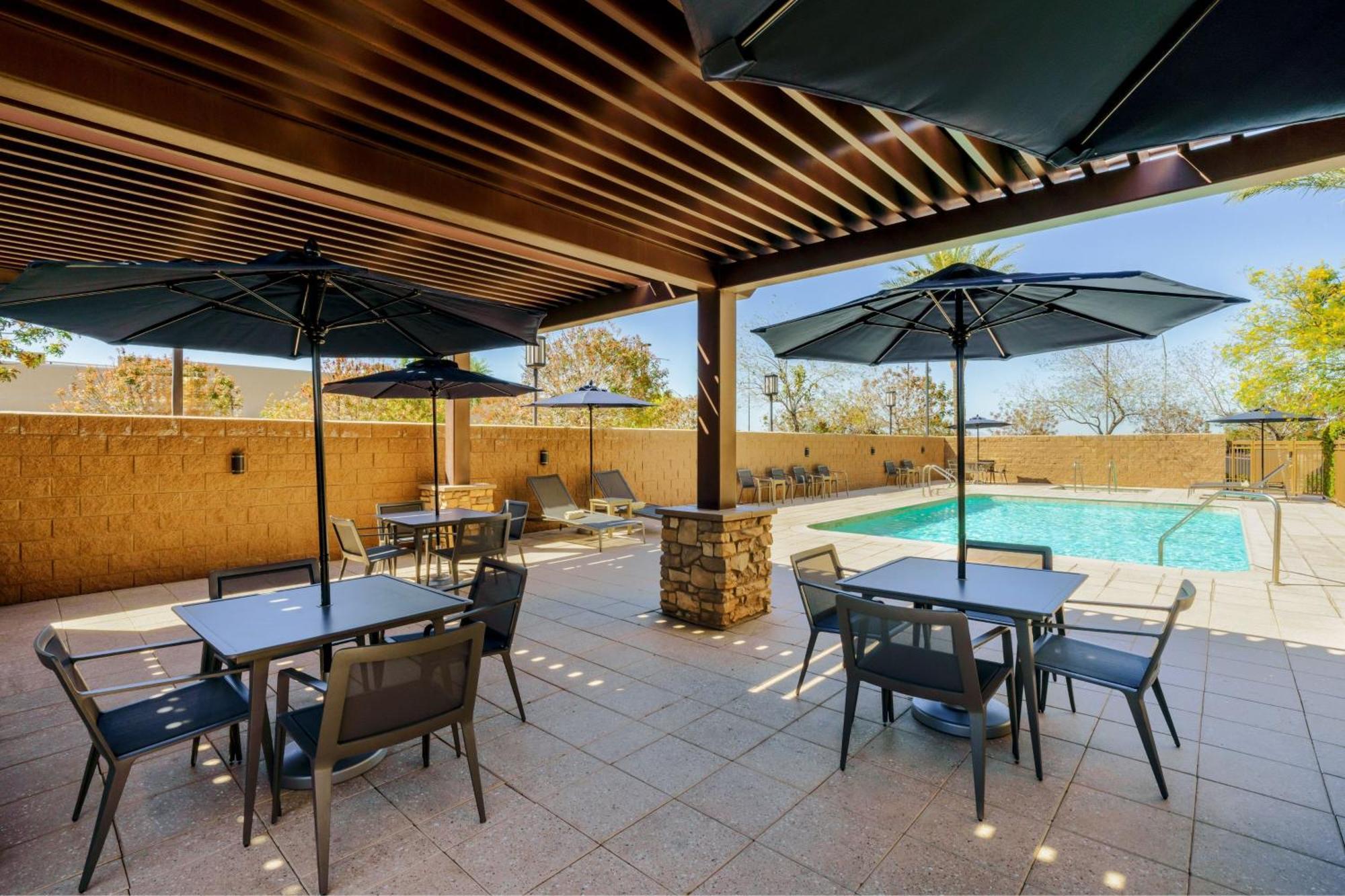 Courtyard By Marriott Phoenix Mesa Gateway Airport Exterior photo