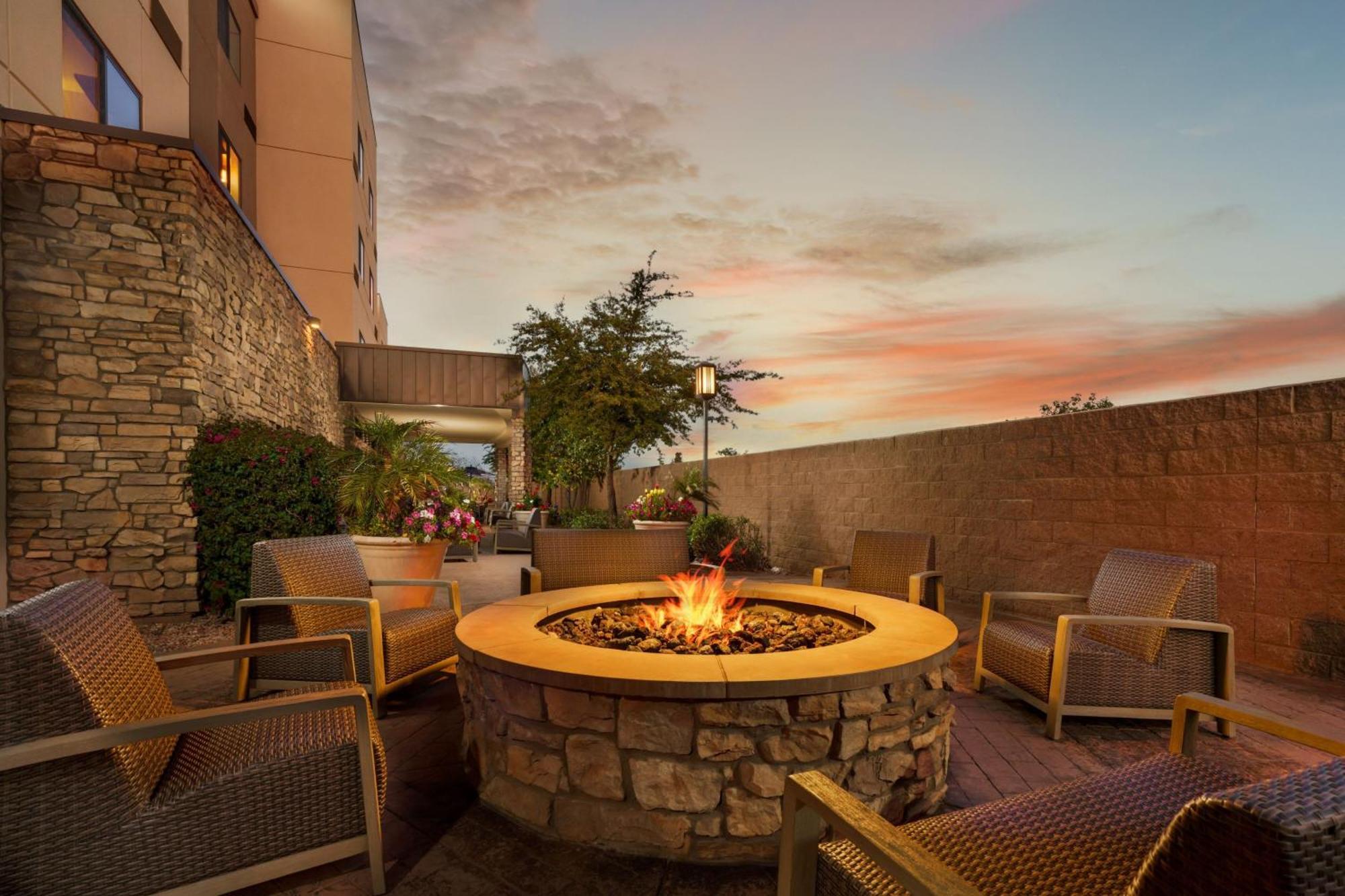 Courtyard By Marriott Phoenix Mesa Gateway Airport Exterior photo