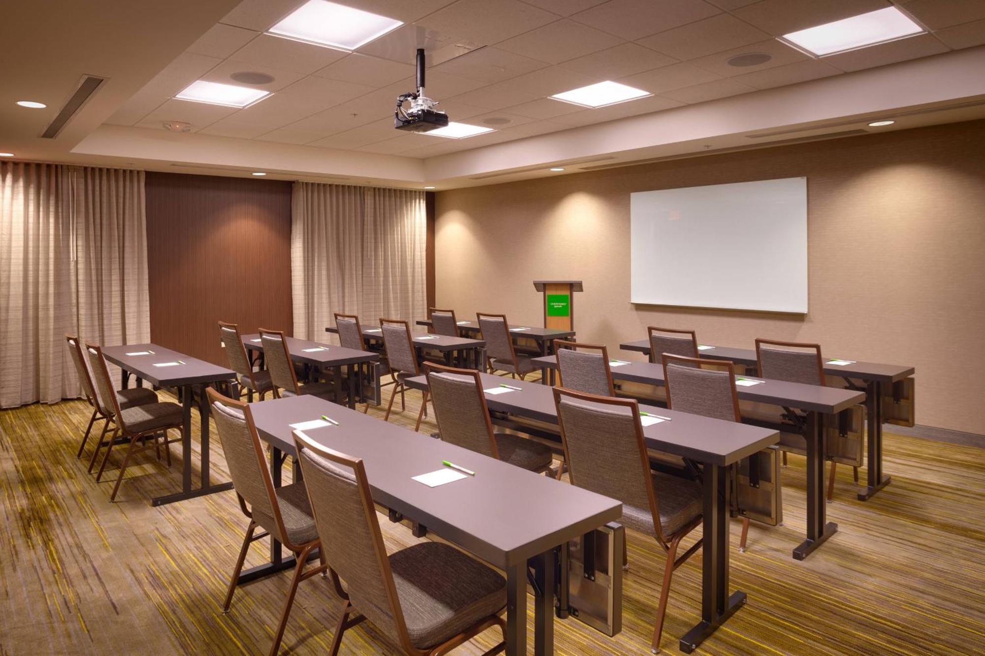 Courtyard By Marriott Phoenix Mesa Gateway Airport Exterior photo