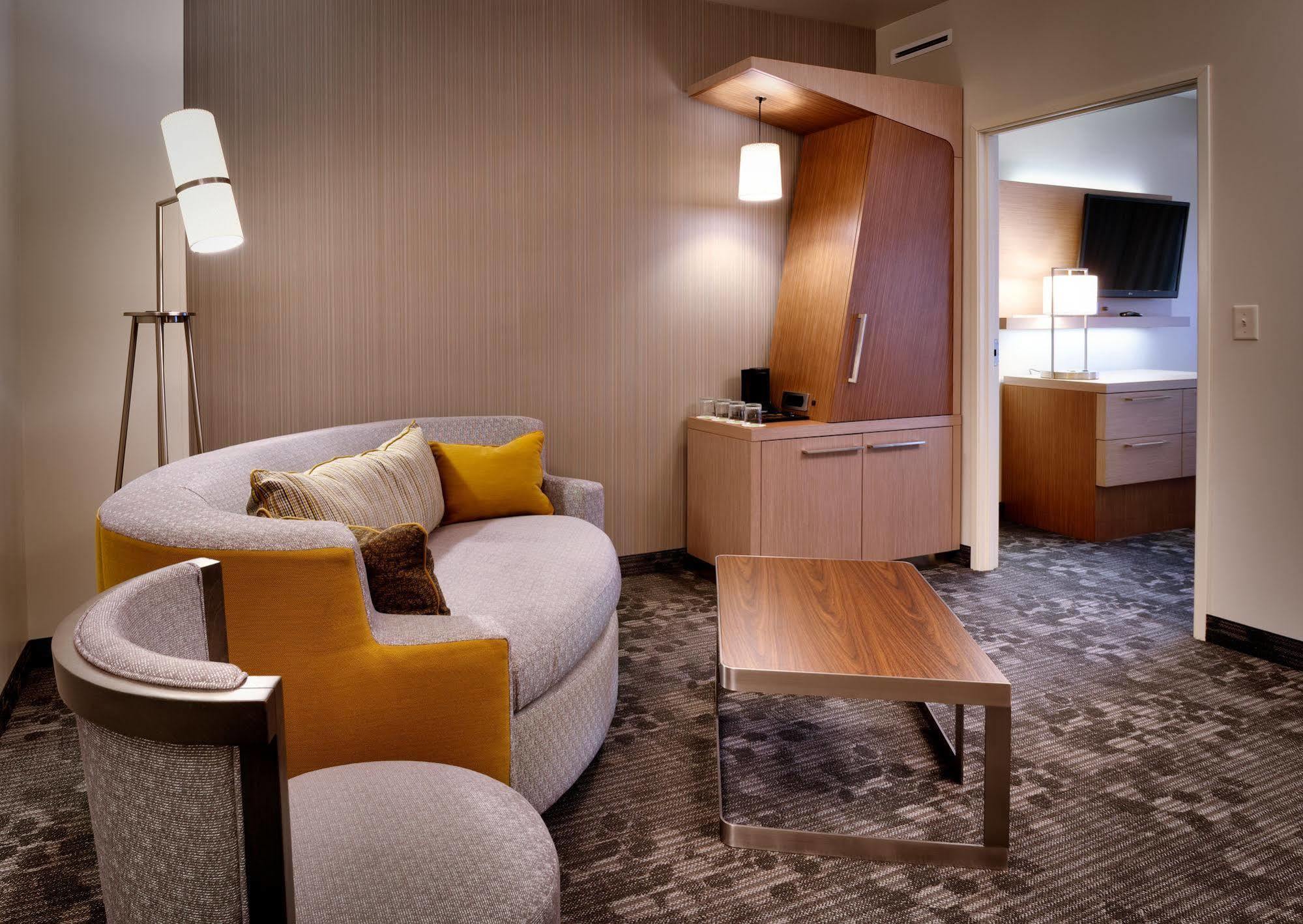 Courtyard By Marriott Phoenix Mesa Gateway Airport Exterior photo
