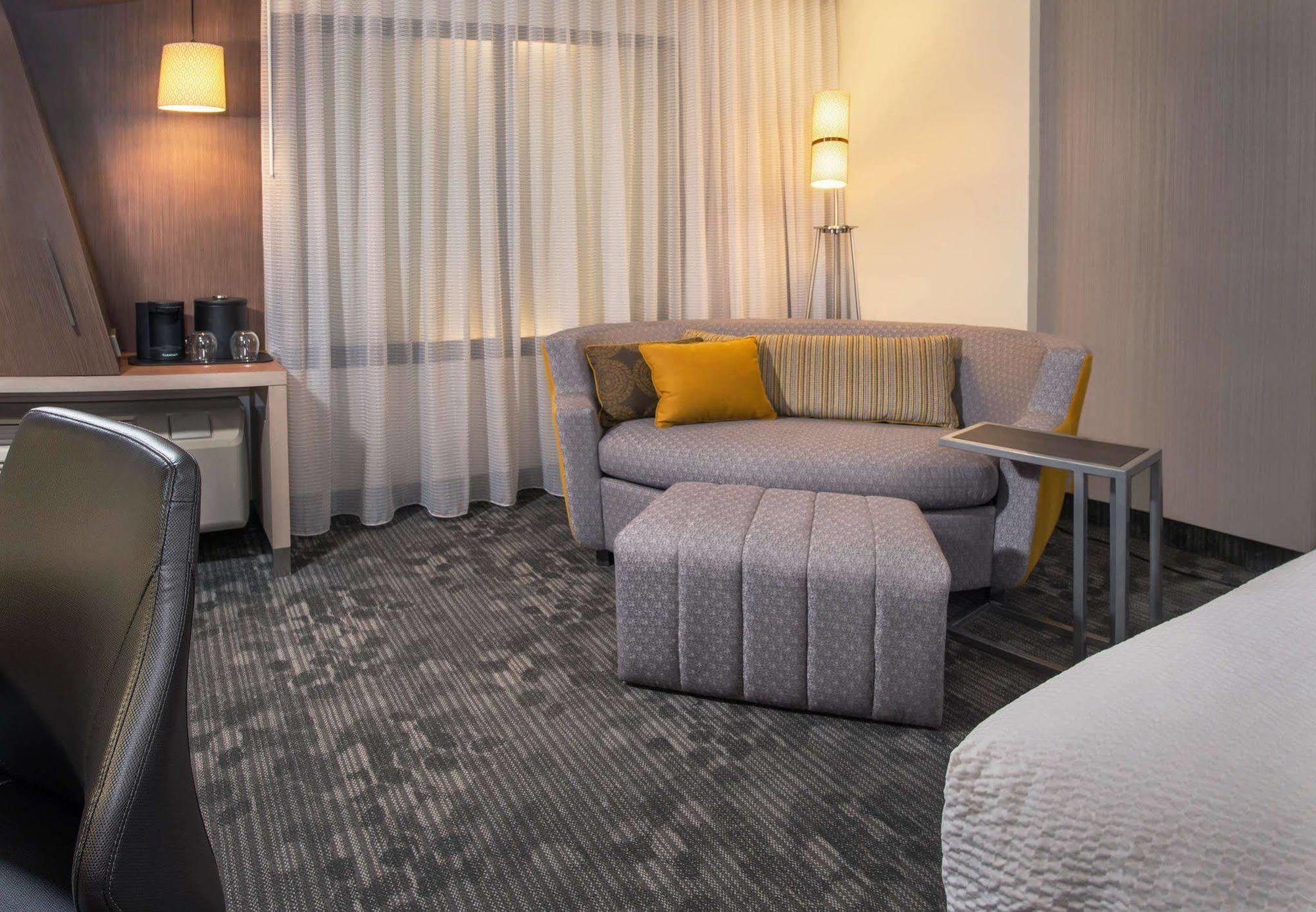 Courtyard By Marriott Phoenix Mesa Gateway Airport Exterior photo